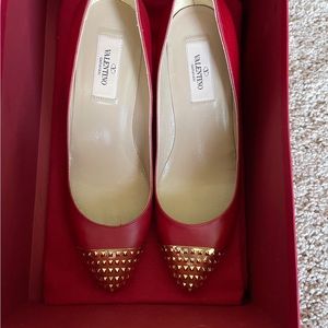 Authentic NWT Rockstud Wedge Pump size IT37